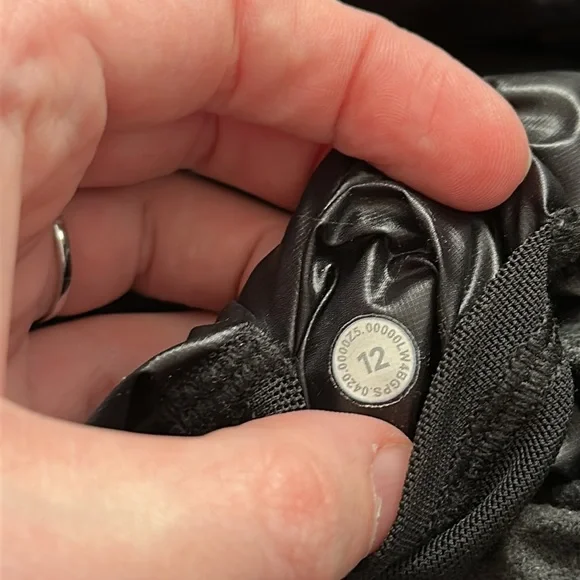Lululemon Pack It Down Vest in black shine - Picture 14 of 16